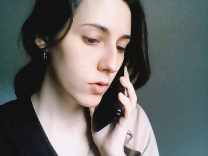 Gema Mascaraque atendiendo por teléfono
